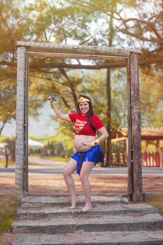 ensaio externo gestante fantasiada de mulher maravilha-rj