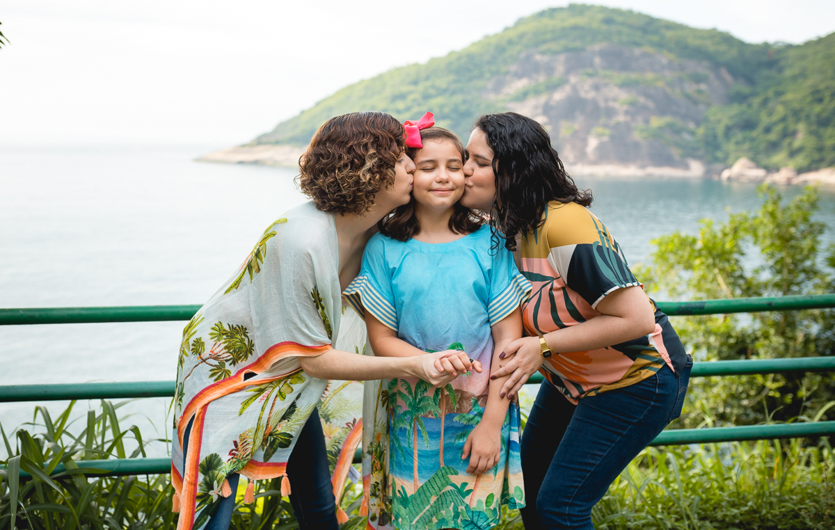ensaio familiar mãe e tia dando beijo em sobrinha-fotografia-Urca