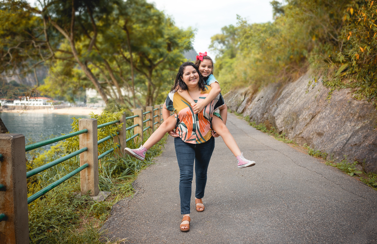 ensaio externo divertido de  família urca-pista Cláudio Coutinho 