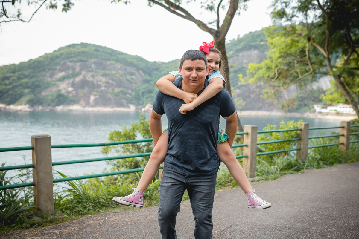 ensaio afetivo de família pai carregando filha nas costa em ensaio externo- Urca