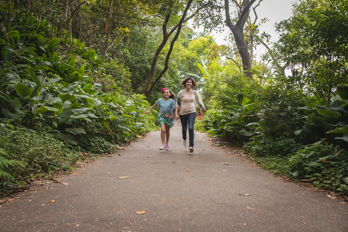 ensaio divertido de família tia e sobrinha correndo-urca