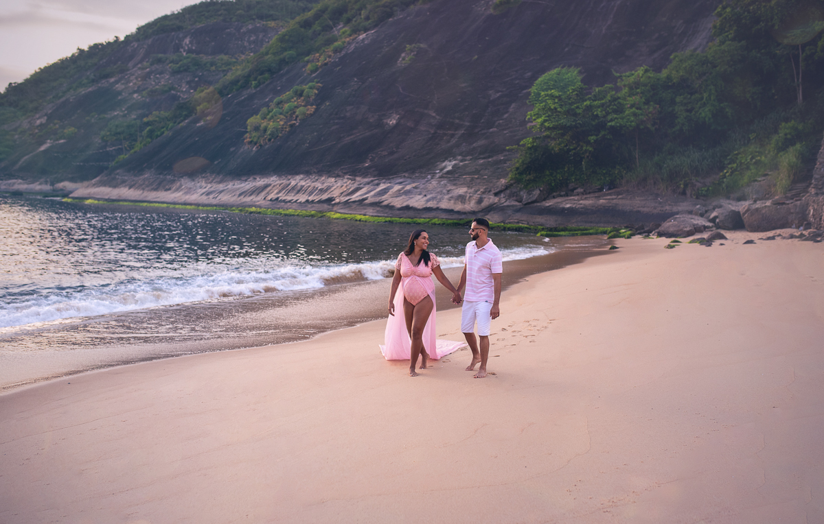 gestante caminhando junto com esposo, em praia em ensaio fotográfico-urca