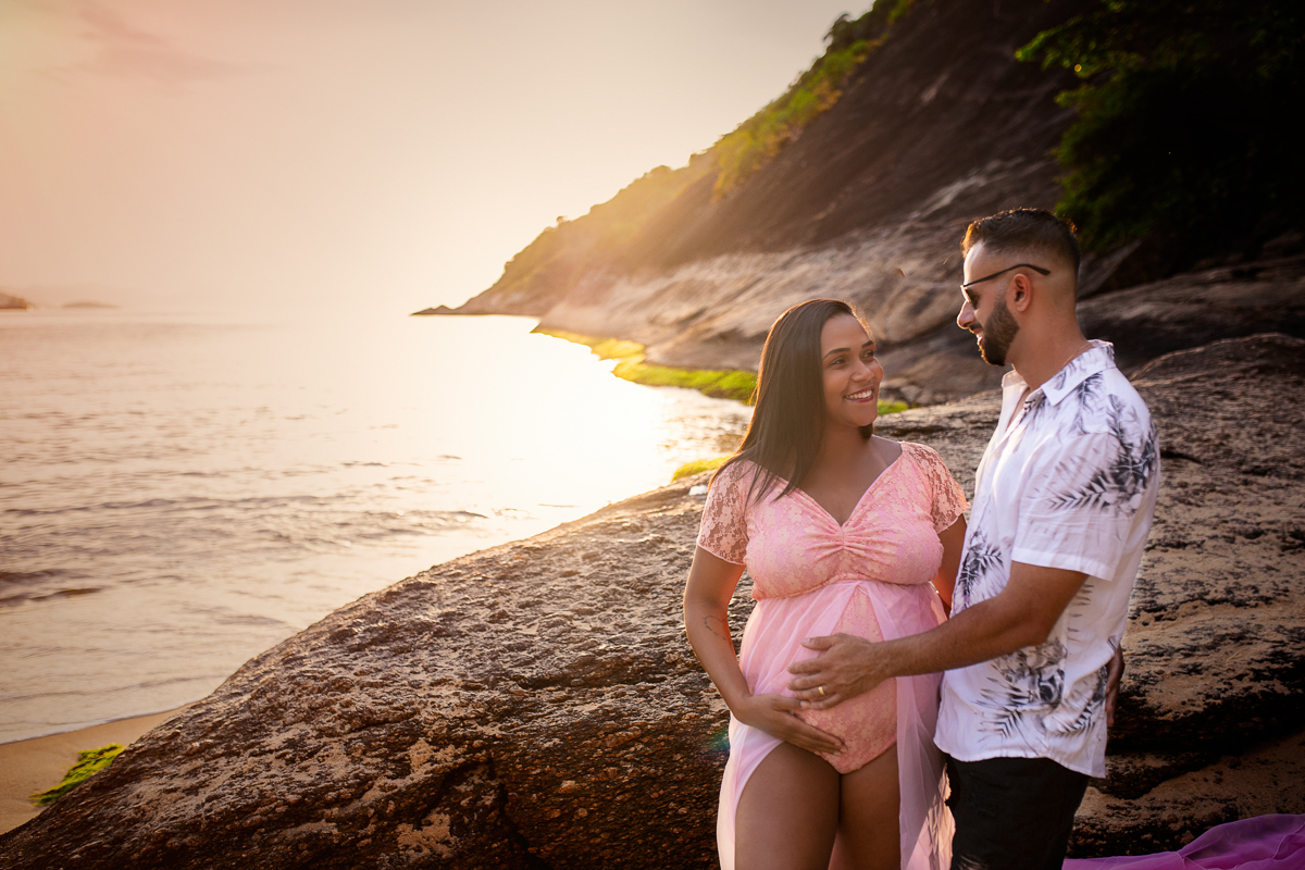 ensaio externo gestante ao fundo pedras em nascer do sol-urca~rj