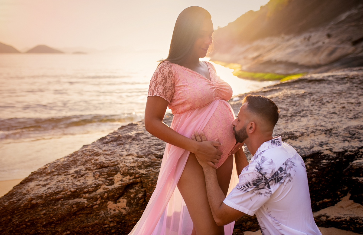 esposo dando beijo na barriga em ensaio de gestante-urca-praia vermelha