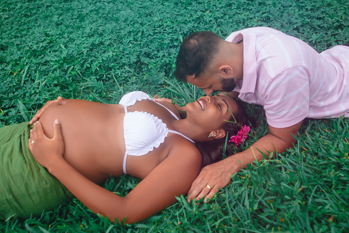 esposo dando beijo em testa de gestante em ensaio fotográfico externo