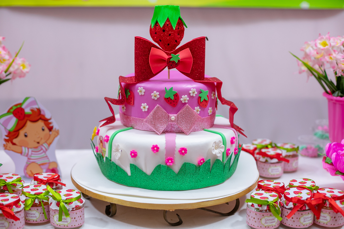 bolo temático moranguinho baby em festa de  01 ano-condomínio limites-realengo-rj