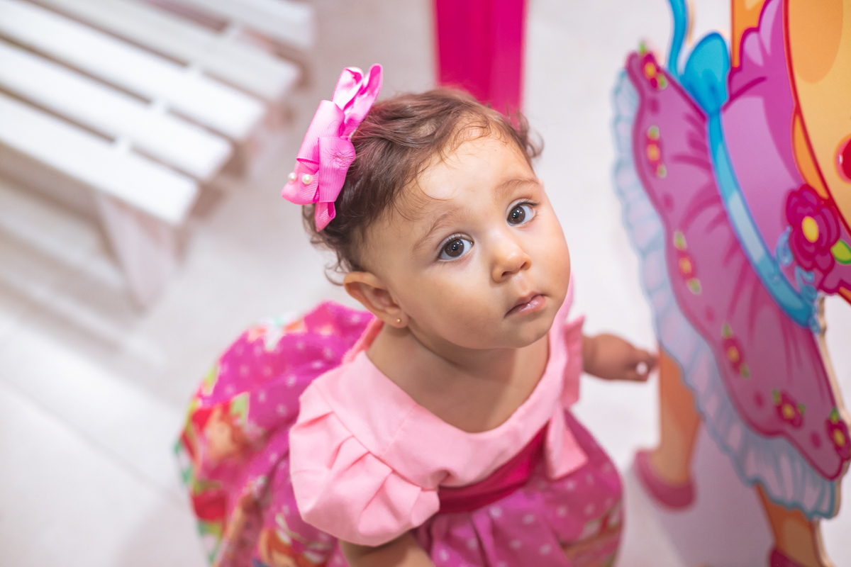 aniversariante com vestido da moranguinho baby em sua festa de 01 ano-condominio limites-rj-realengo