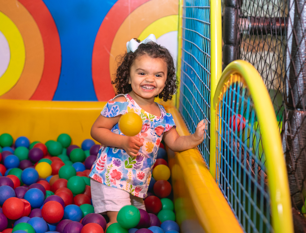 diversão em festa de 2 anos-fotografia-piscina de bolinhas em casa de festas brincadeira e coisa seria-rj