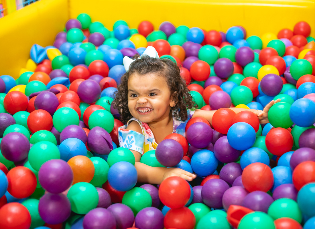 fotografia e diversão em festa de 2 anos em casa de festa brincadeira e coisa seria-rj 