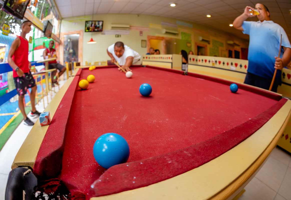 mesa de sinuca-diversão em casa de festas brincadeira e coisa seria-rj