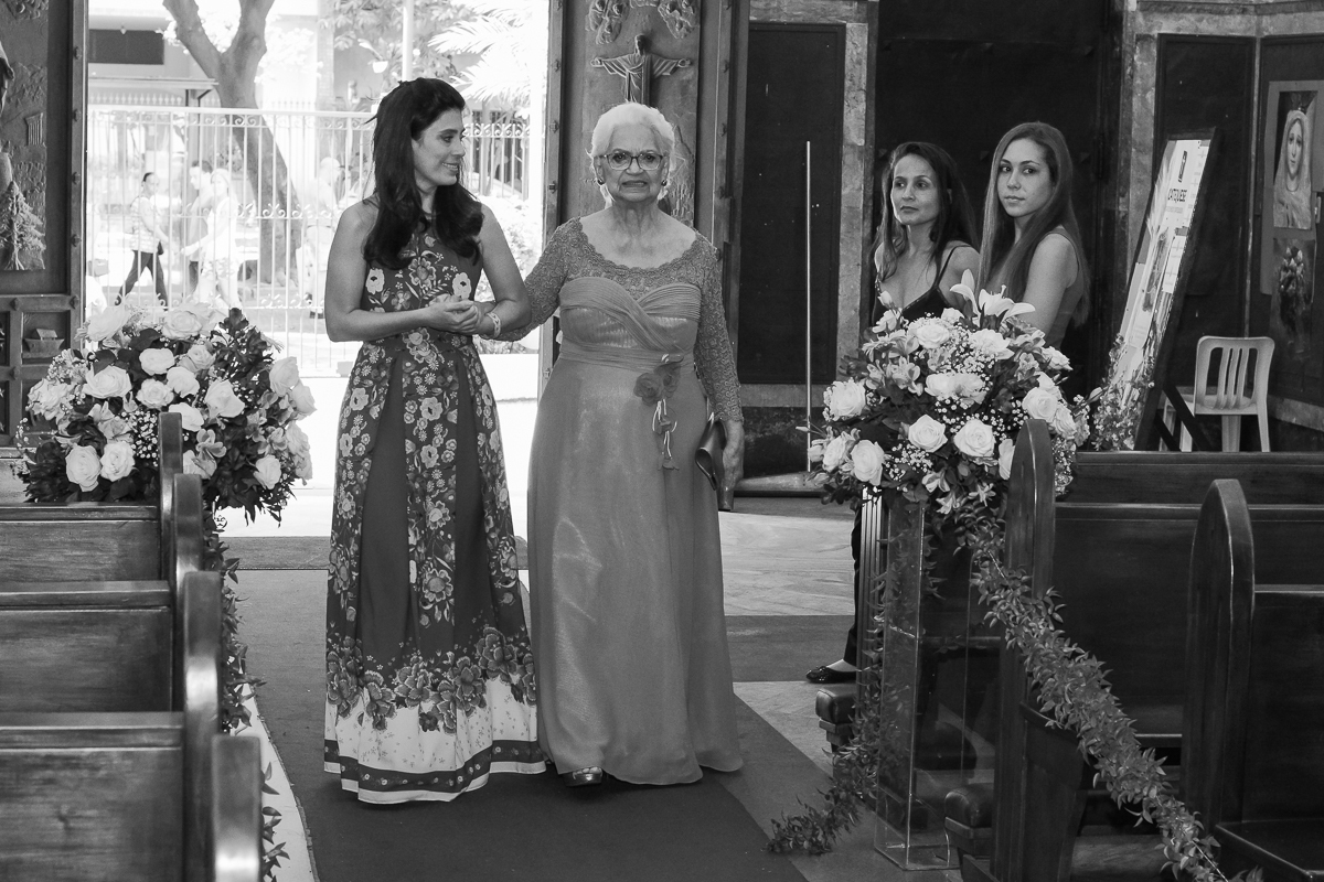 filha copnduz sua mãe ao altar em bodas de ouro-igreja nossa senhora do líbano-rj