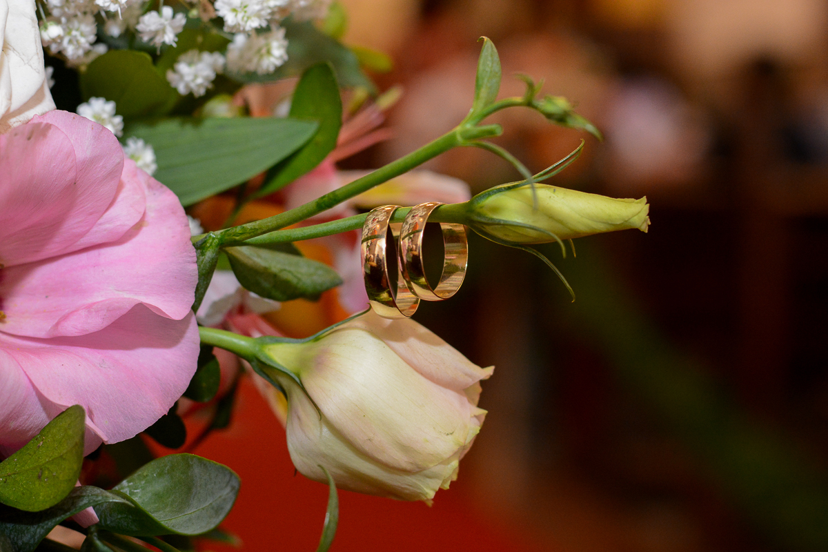 detalhes  arranjos de flores em decoração em bodas de ouro itacy e yedda em igreja nossa senhora do líbano-tijuca rj