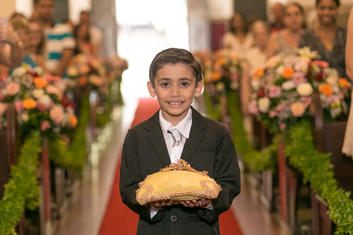 pajem levando aliança para renovação dos votos-bodas de ouro-casamentos-rj