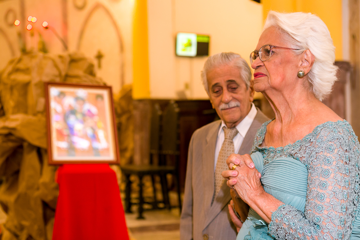 momento de emoção em cerimônia em bodas de ouro itacy e yedda em igreja nossa senhora do líbano-tijuca-rj