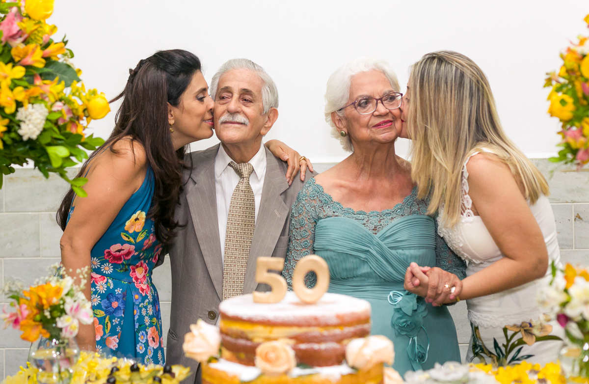 filhas beijando seus pais em comemoração bodas de ouro