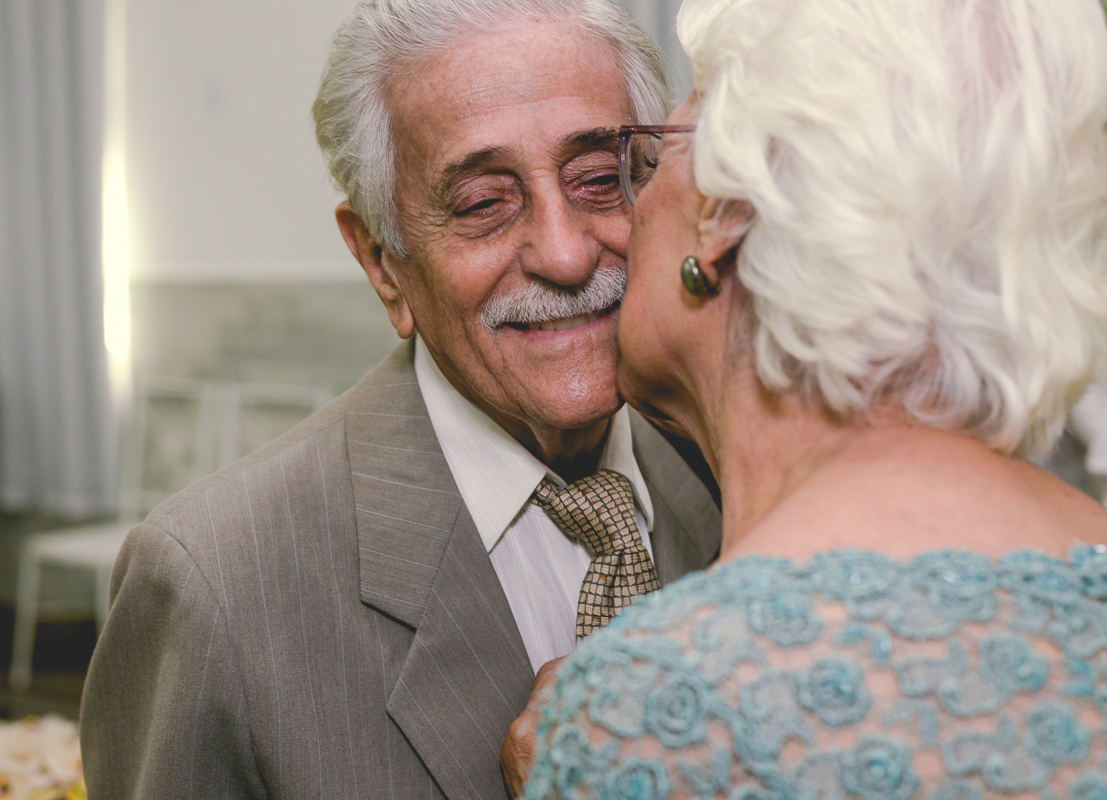 beijo carinhoso em noiva em bodas de ouro-tijuca-rj