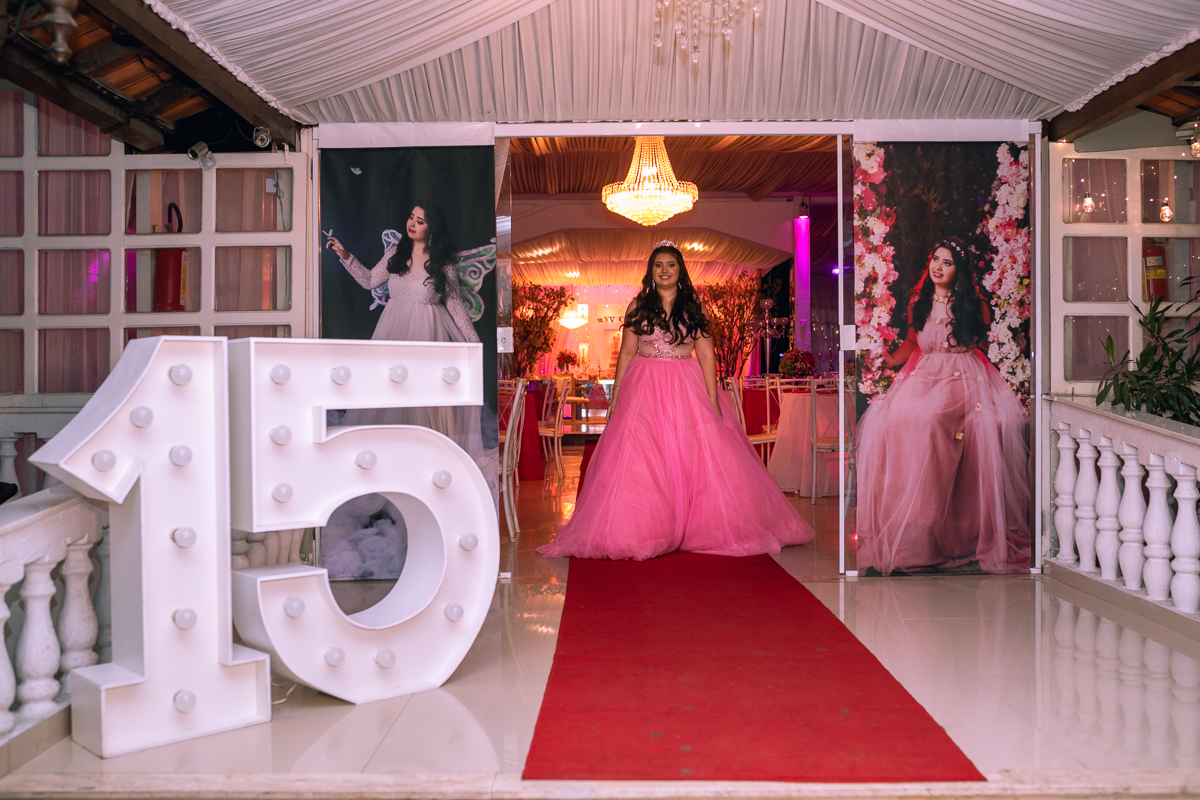 debutante entrando em salão em sua festa de 15 anos-salão mesopotâmia-bangu-rj