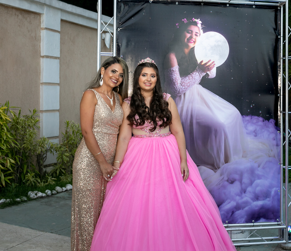 debutante e sua mãe posando pra foto em sua festa no salão mesopotâmia-bangu-rua istambul