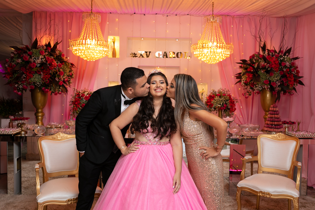 beijinho duplo de irmão e mãe no aniversário de 15 ano da carol-mesopotâmia casa de festas-bangu