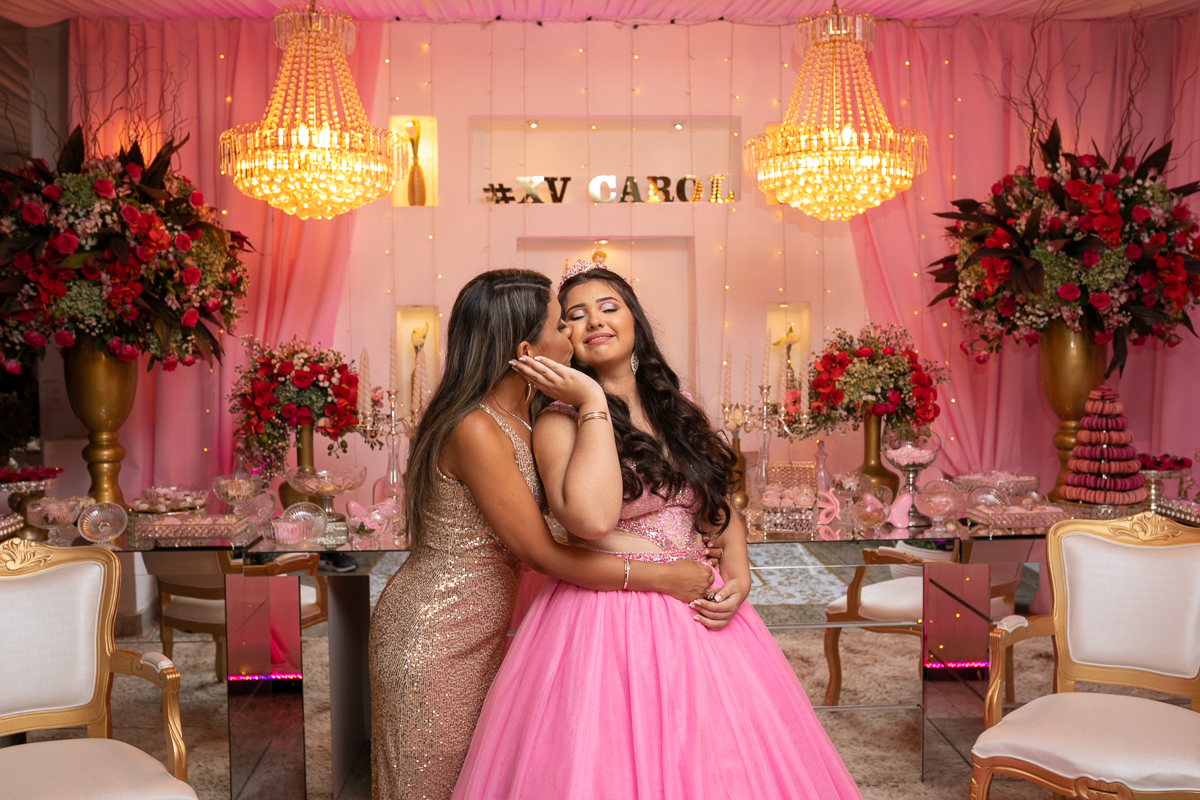 momento de carinho-mãe beija debutante em seu aniversário de 15 anos-mesopotâmia casa de festas