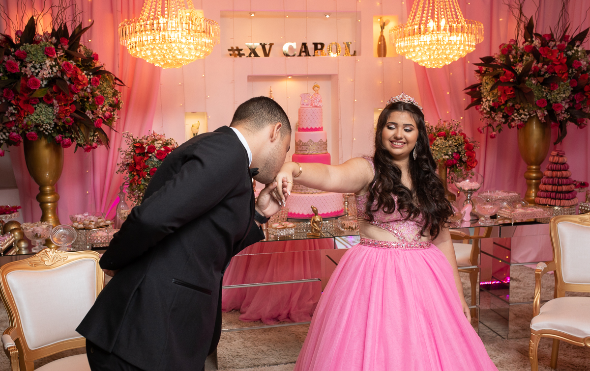 irmão dando um beijo na mão de sua irmã debutante Carol em mesopotâmia-casa de festas