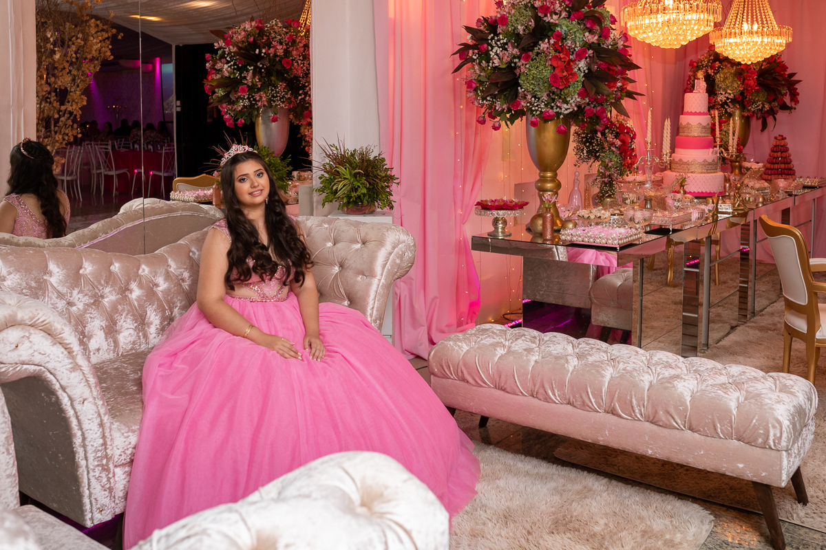 debutante sentada em lounge da mesopotâmia casa de festas-rj