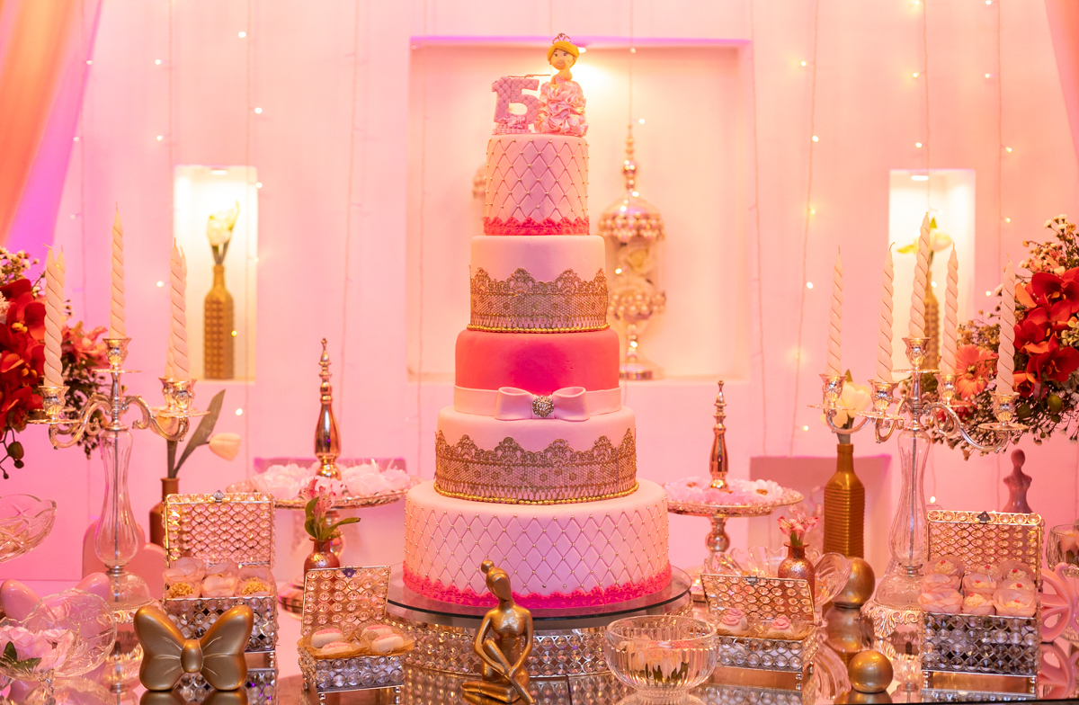 mesa decorada em festa 15 anos-Carol-mesopotâmia casa de festas-rj