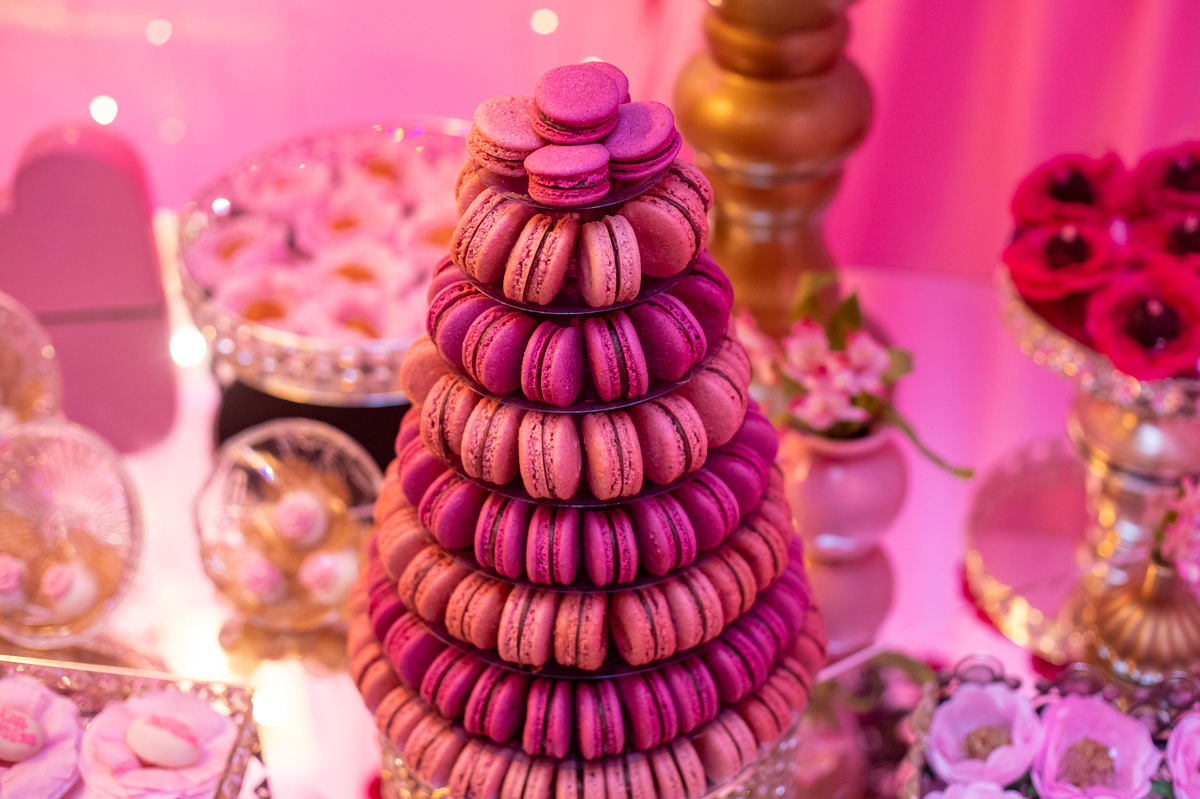 torre de macarons  em decoração mesa aniversário de 15 anos em casa de festas-mesopotâmia/rj
