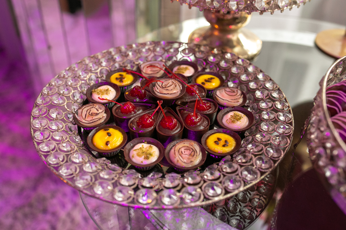 mesa de doces-luxo em casa de festas mesopotâmia-bangu 