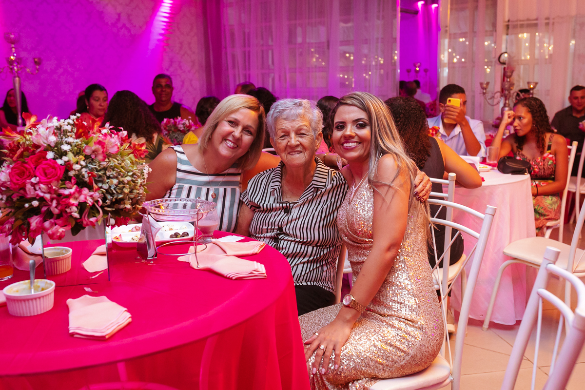 mãe da debutante carol com convidados em festa no mesopotâmia-bangu/rj