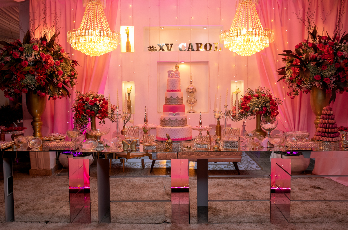 decoração luxuosa em aniversário de 15 anos da carol-comemorado em mesopotâmia casa de festas -rua istambul-bangu-rj