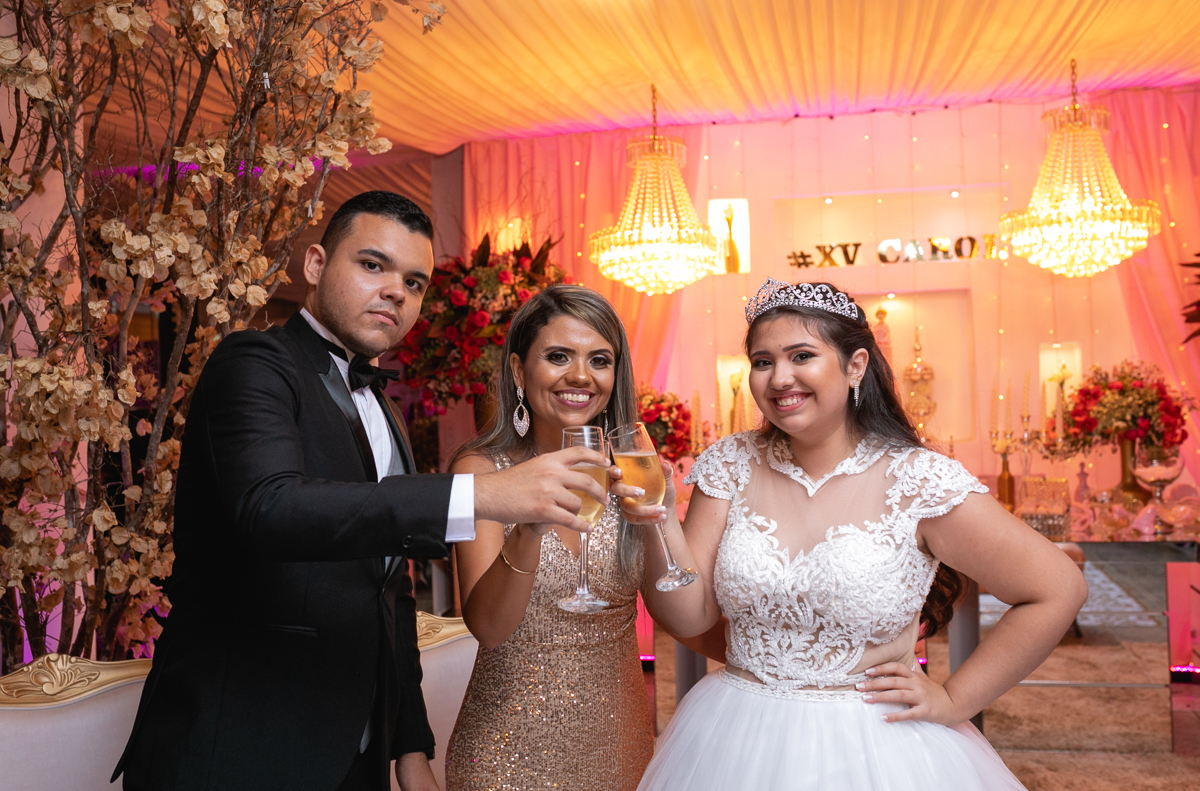 brinde da debutante com sua mãe e irmão em festa de aniversário de 15  anos em mesopotâmia casa de festa/rj