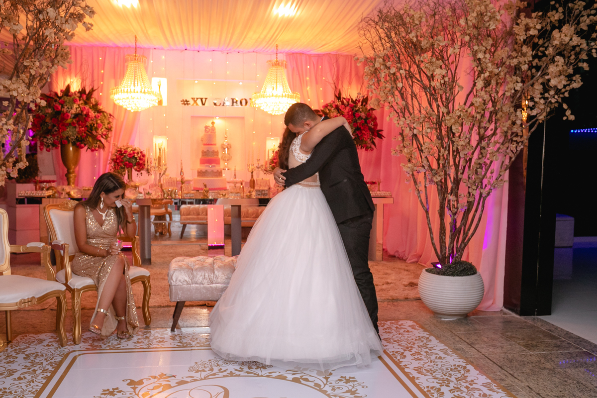 abraço em seu irmão em momento da homenagem em festa de aniversário 15 anos da carol-mesopotâmia casa de festas-bangu-rj