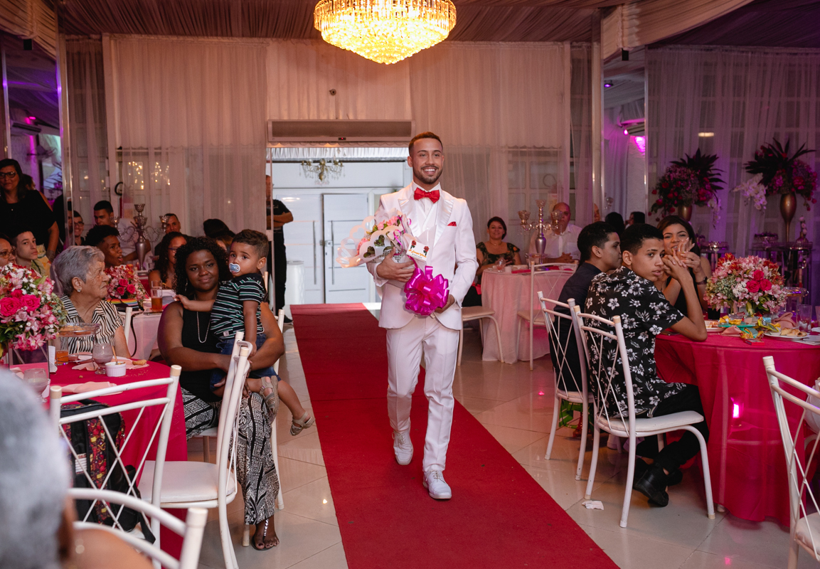 entrada do príncipe para entrega do buquê para a debutante carol em mesopotâmia casa de festas-rj