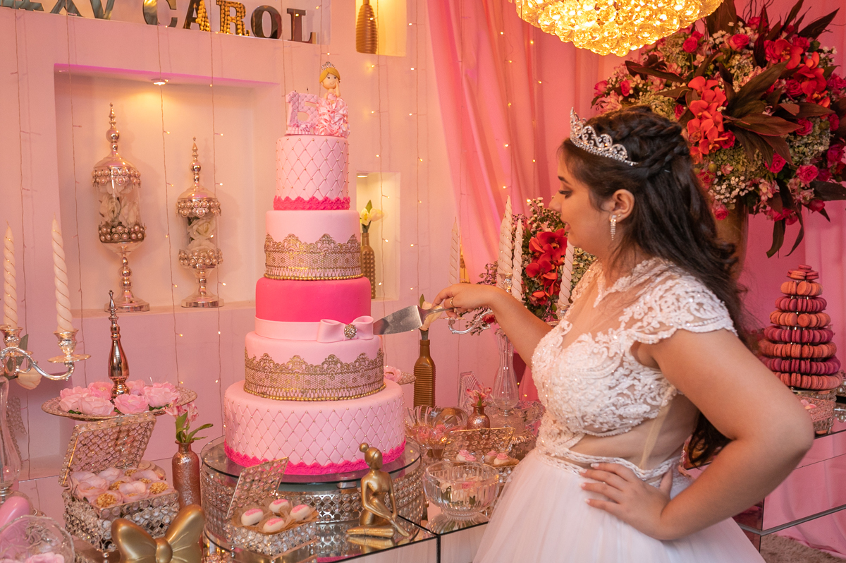 debutante posando em frente ao seu bolo decorado de 4 andares em sua festa de quinze anos realizado em Mesopotâmia casa de festas-bangu