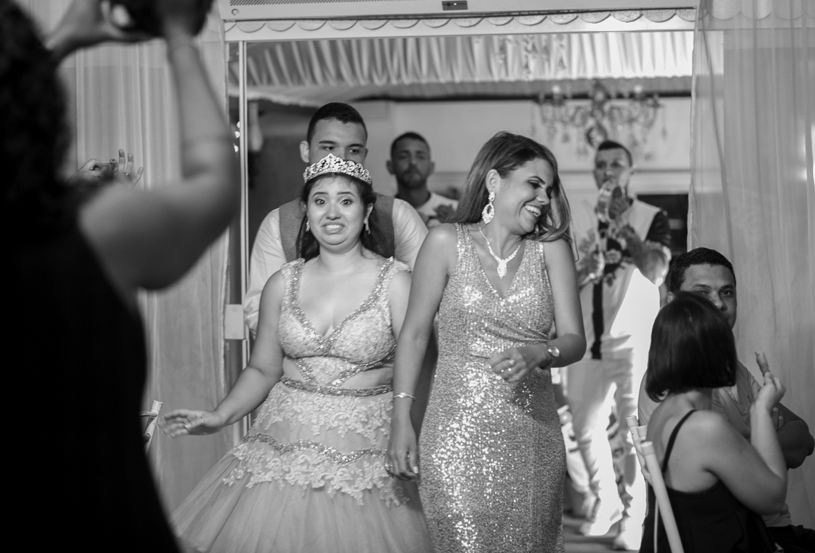 entrada da bateria de escola de samba em aniversário 15 anos em casa de festas mesopotâmia-rj