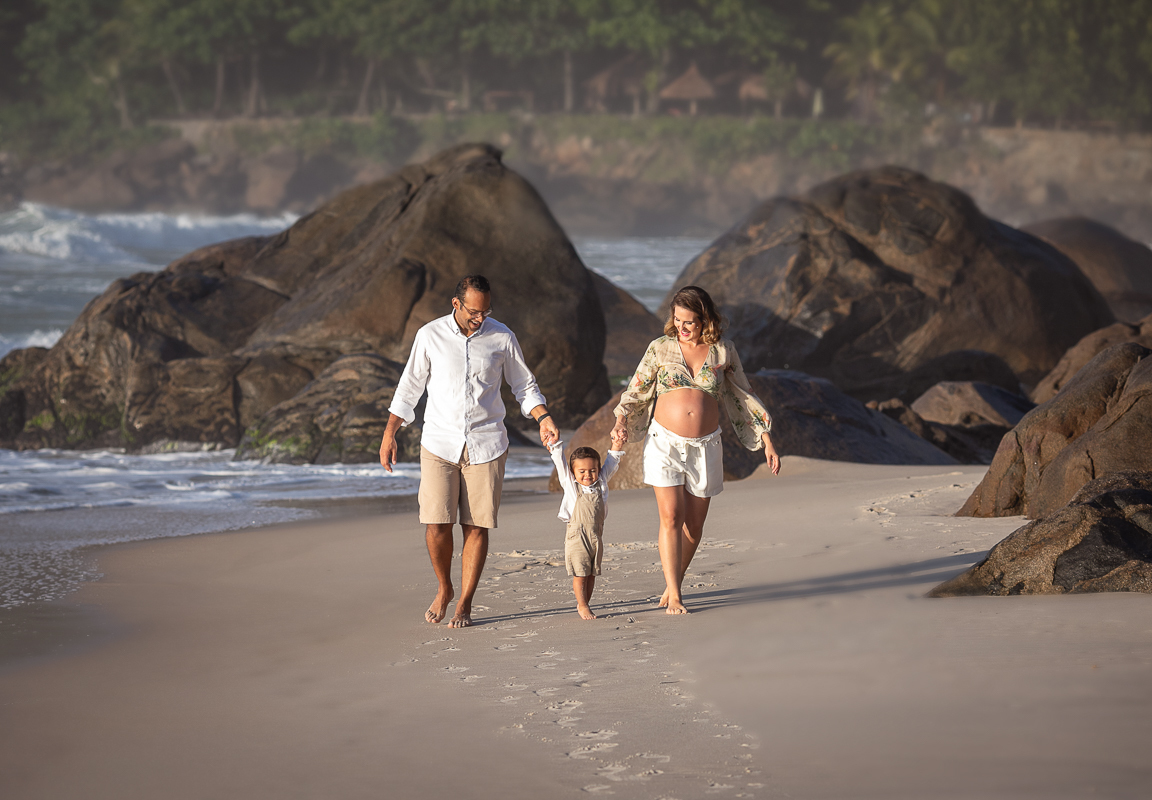 família caminhando na praia em ensaio gestante-externo-prainha-rj