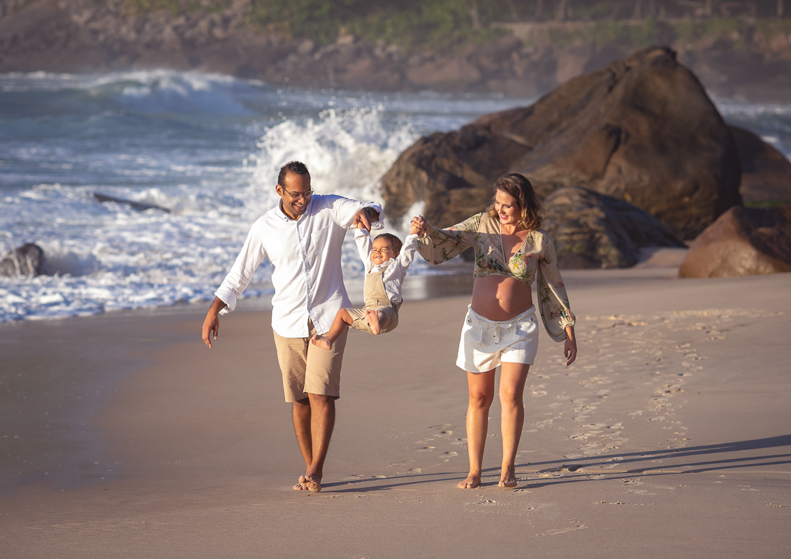 família caminhando e fazendo brincadeiras com seu primigênio em ensaio de gestante RJ 