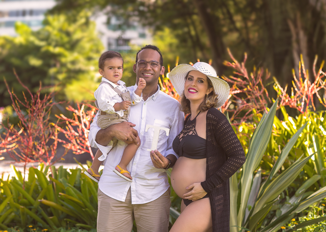 ensaio de gestante ao ar libre com sua família em condomínio rio 2/rj