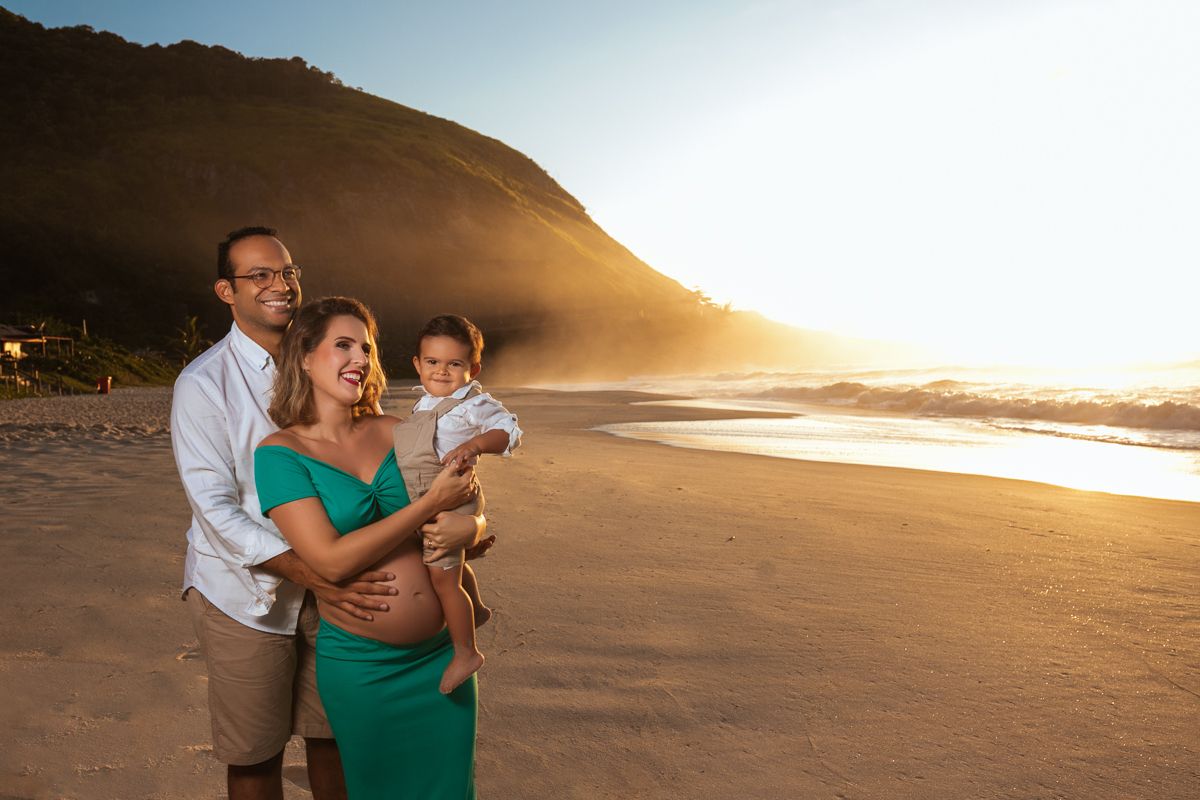 fotografia afetiva gestante com seu primigênio no colo