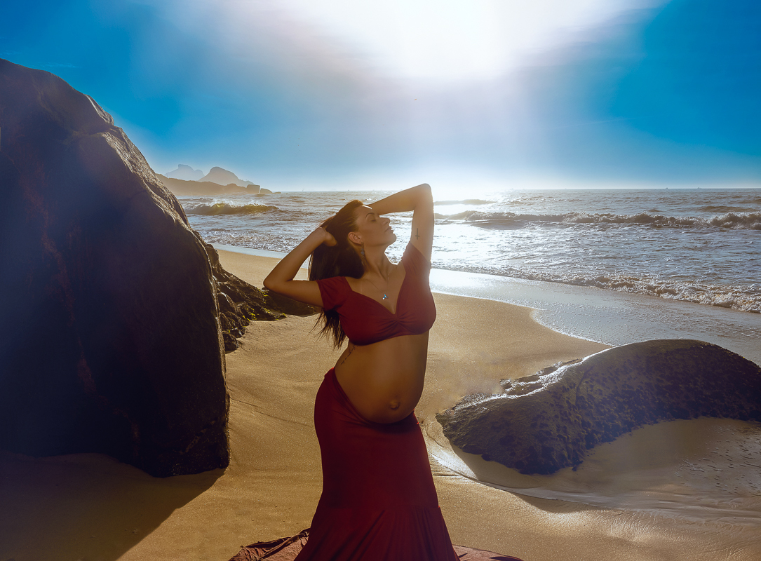 gestante posando em seu ensaio fotográfico-prainha