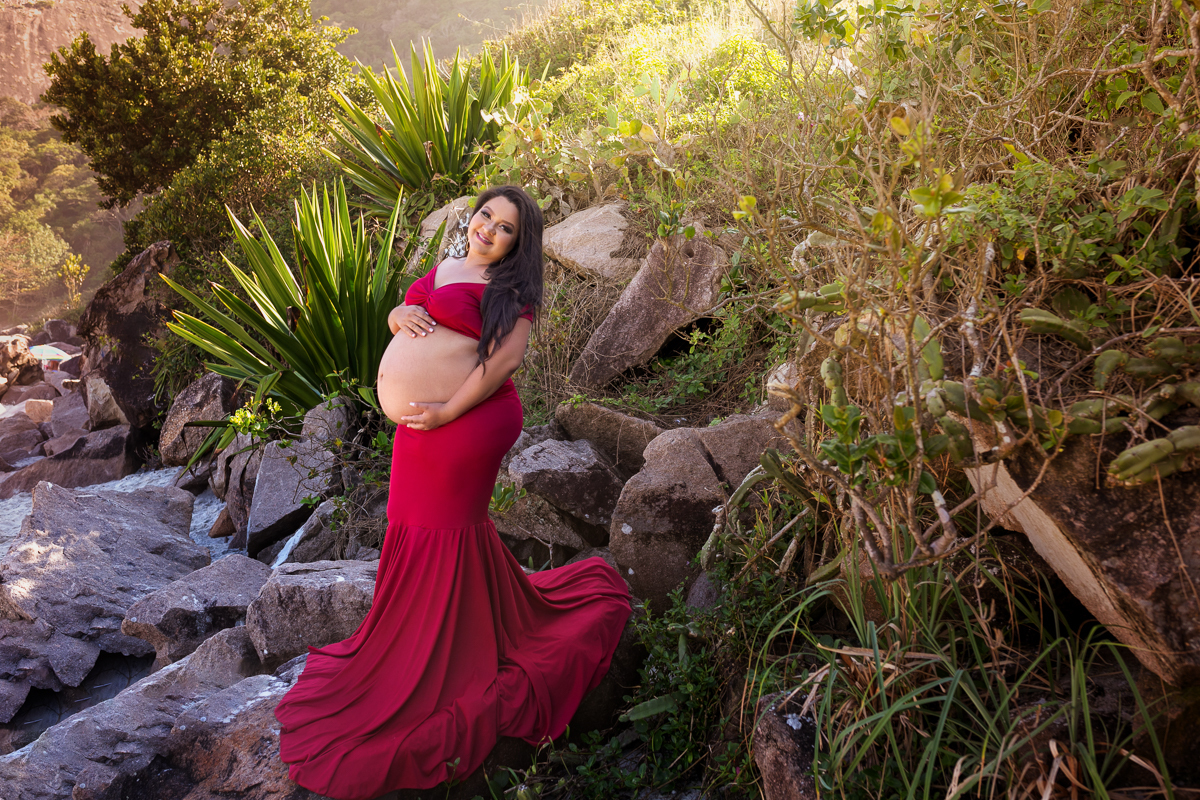 gestante fazendo poses em cima da pedra em seu ensaio fotografico-rj