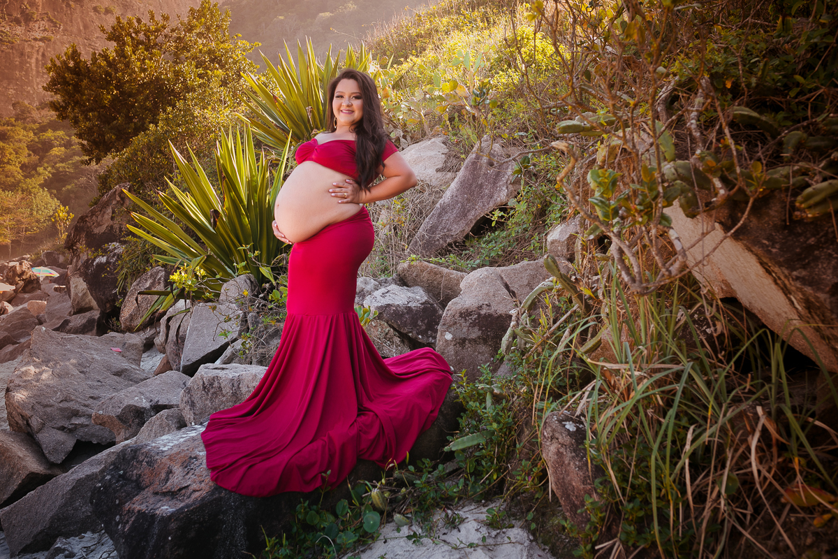 gestante em cima da pedra posando em seu ensaio gestacional-rj-prainha