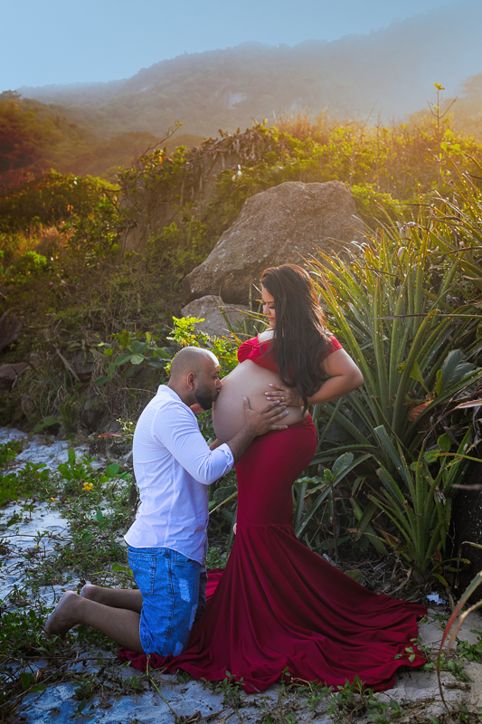 esposo beijando barriga em ensaio gestacional externo-prainha