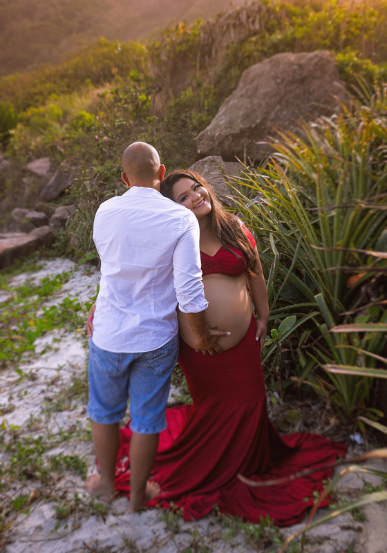 esposo posando junto em ensaio gestacinal-rj-prainha