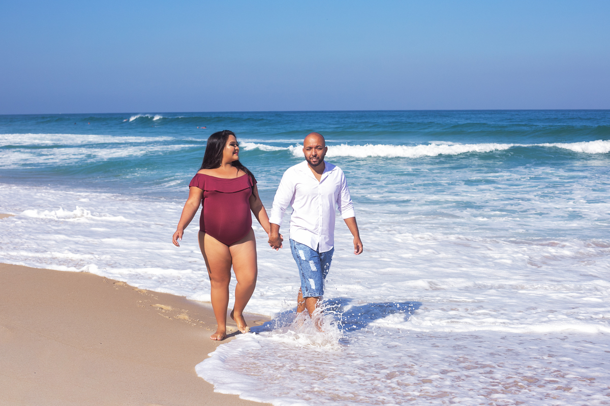 casal caminhado na praia  em ensaio fotográfico de gestaste-a espera de Laura-praias-rj