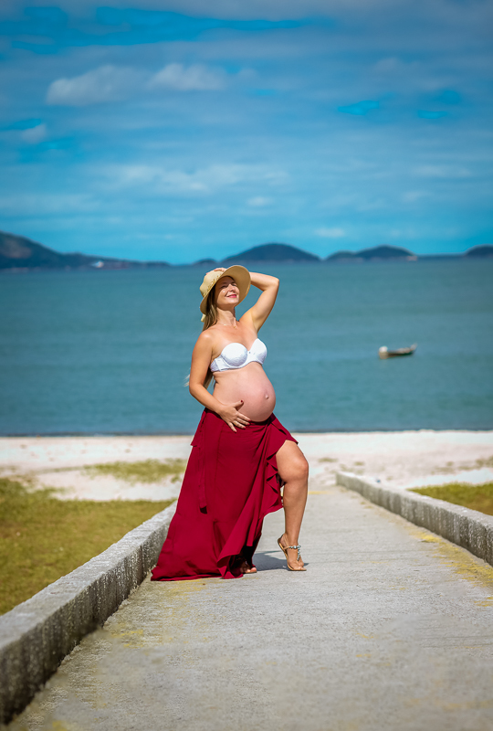 modelando em seu ensaio de gestante-praia de Sahy-Mangaratiba-RJ