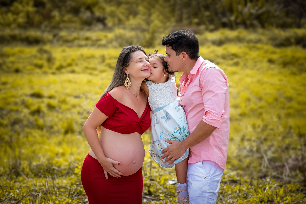 gestante junto com esposo e filha em seu ensaio externo-Mangaratiba-Sahy-RJ