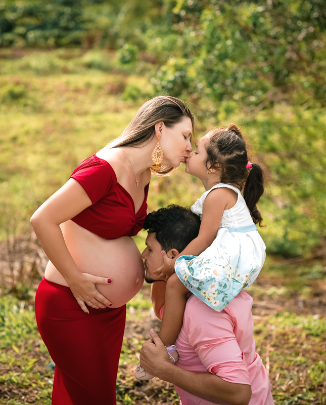 gestante em ensaio fotográfico junto com seu esposo beijando sua barriga-mangaratiba-sahy