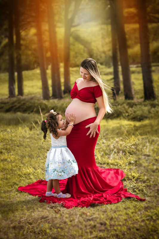 momento de ternura filha beijando barriga de sua mãe em ensaio de gestante externo-mangaratiba-Sahy-RJ